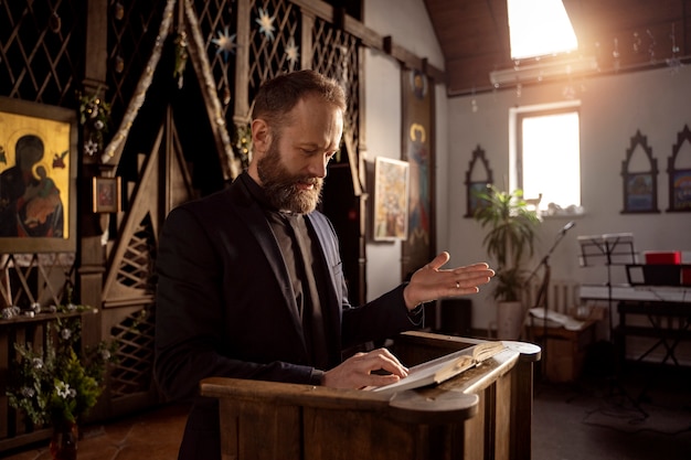 Foto primo piano sulla lettura del sacerdote dalla bibbia