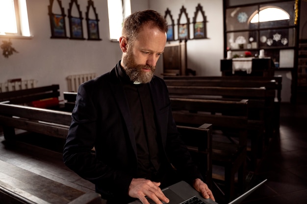 Foto primo piano sul sacerdote usando il laptop