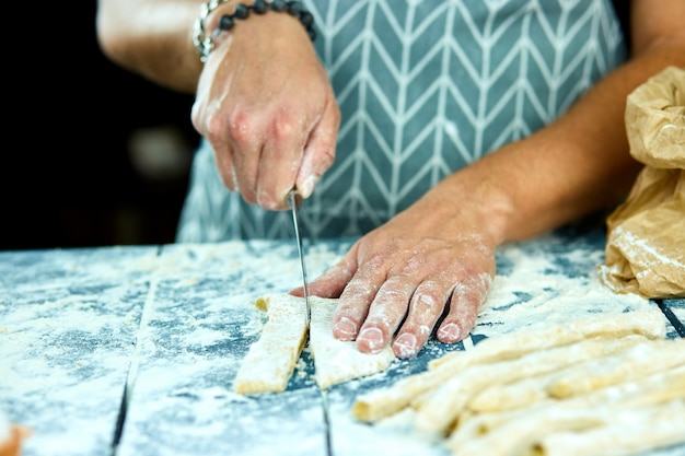 Foto chiuda sul processo che produce la pasta casalinga a casa