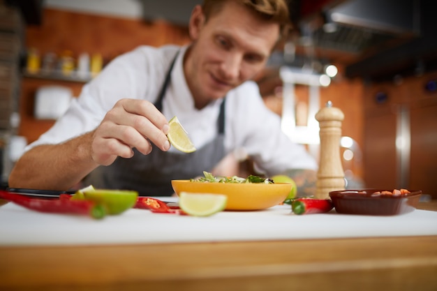 Foto close-up professionele chef-kok die aziatisch voedsel dient