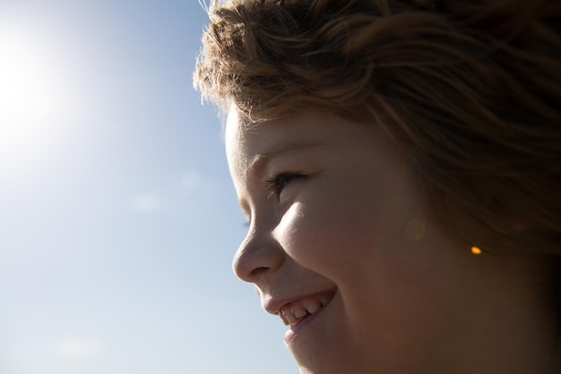 Close-up profiel portret van een schattig gelukkig kind. . Lachende kinderen mond.