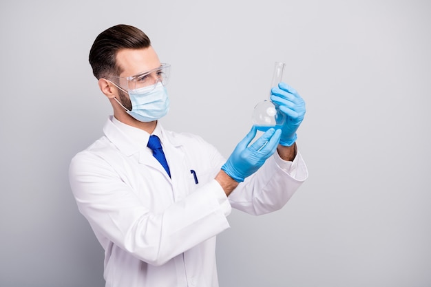 Close-up profiel zijportret van zijn hij mooie aantrekkelijke gerichte bekwame ervaren doc wetenschapper analyse lab centrum bedrijf lamp in handen geïsoleerd op licht wit grijze pastelkleur