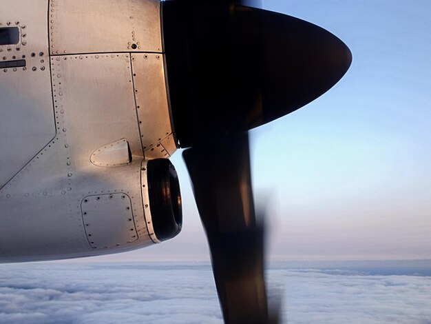 Foto prossimo piano di un aereo a elica contro il cielo