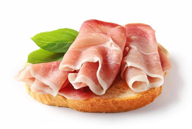 Foto close-up di prosciutto su pane su sfondo bianco