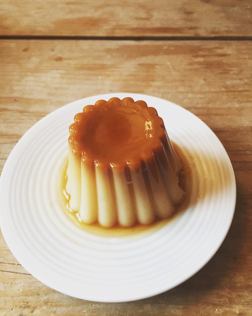 Foto prossimo piano del budino nel piatto sul tavolo