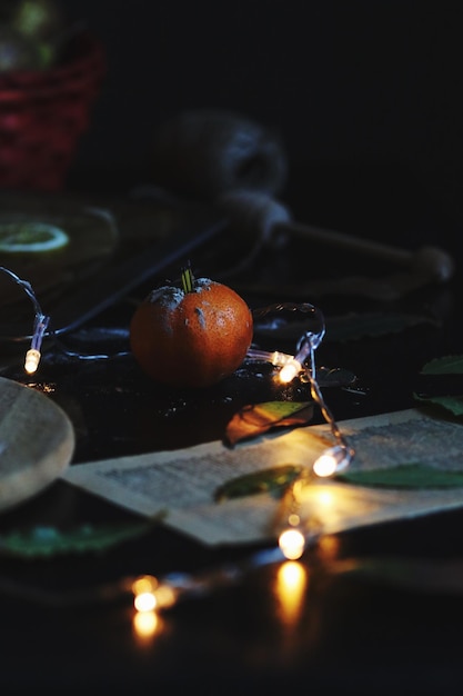 Foto close-up di una zucca in mezzo a luci illuminate