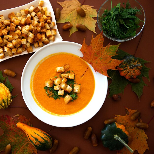 Foto close-up di zuppa di zucca in ciotola