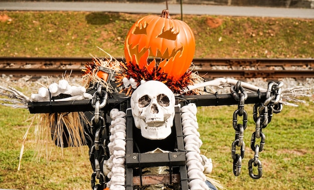 Photo close-up of pumpkin on stone wall during halloween