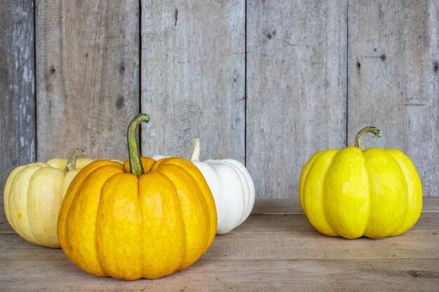 Photo close-up of pumpkins on table