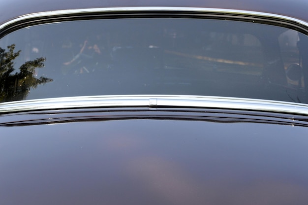 Photo close-up of purple car windshield