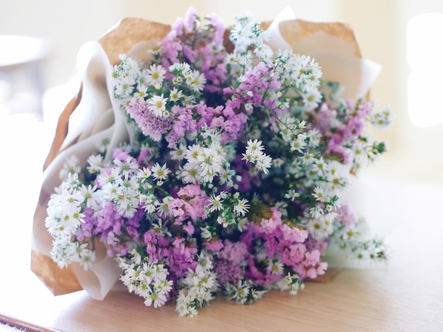 Photo close-up of purple flower bouquet on table