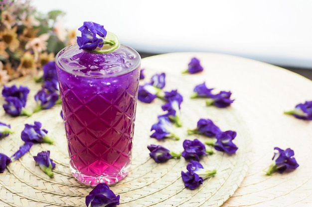 Photo close-up of purple flower on table