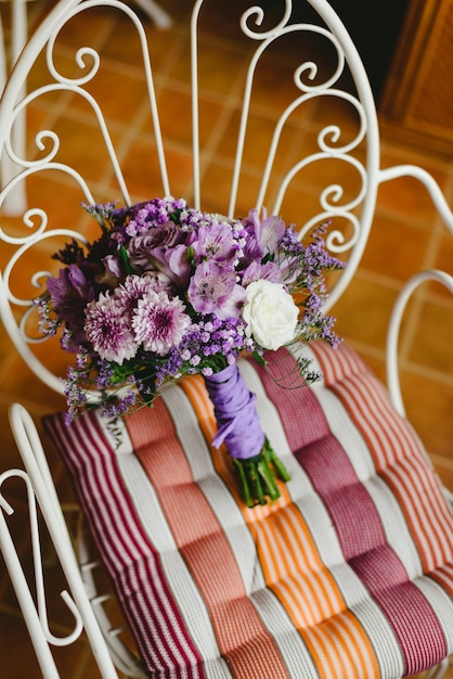 Foto close-up di fiori viola sul tavolo