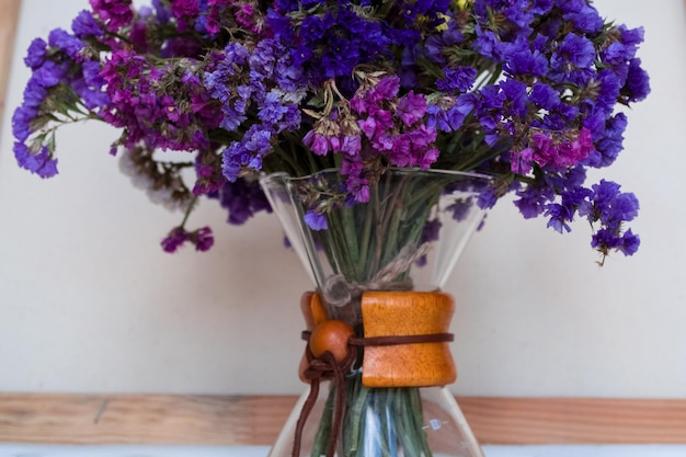 Photo close-up of purple flowers in vase on table