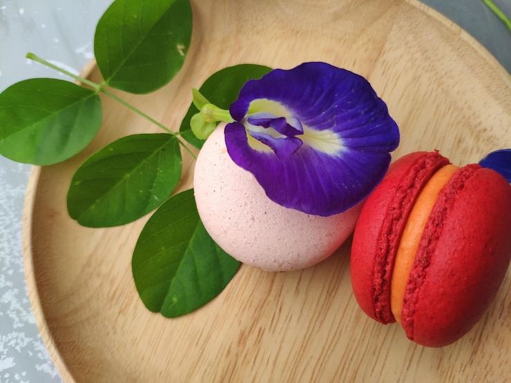 Photo close-up of purple fruits on table