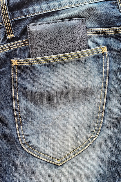 Foto close-up della borsa nella tasca dei jeans