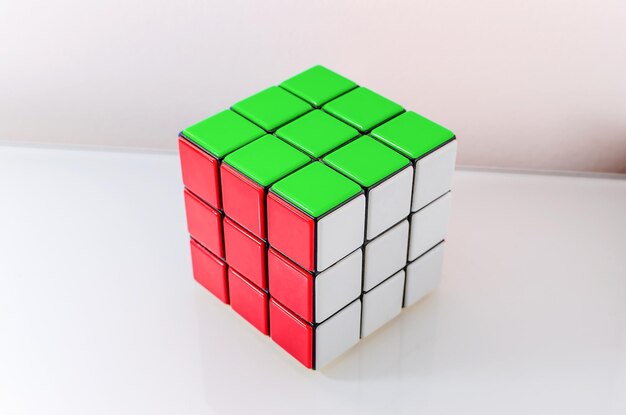 Photo close-up of puzzle cube on table