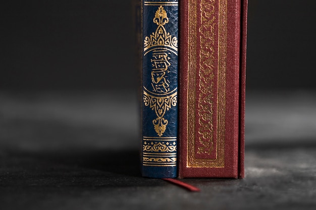 Photo close-up quran book on table