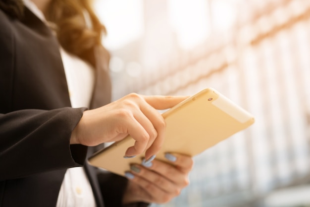 Close-up Raak de vingerklik van jonge zakenvrouw met behulp van tablet aan