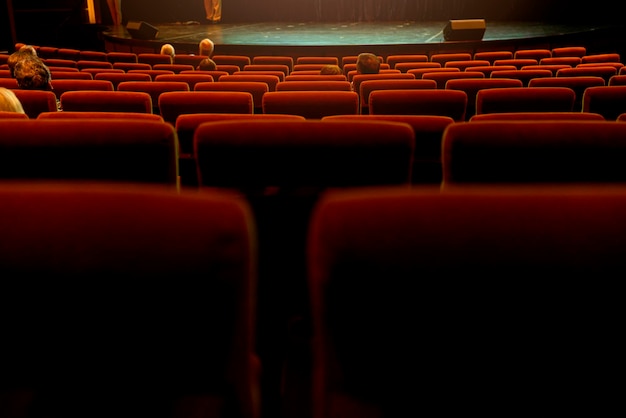 Фото Закрыть стеллаж из красных стульев для аудитории