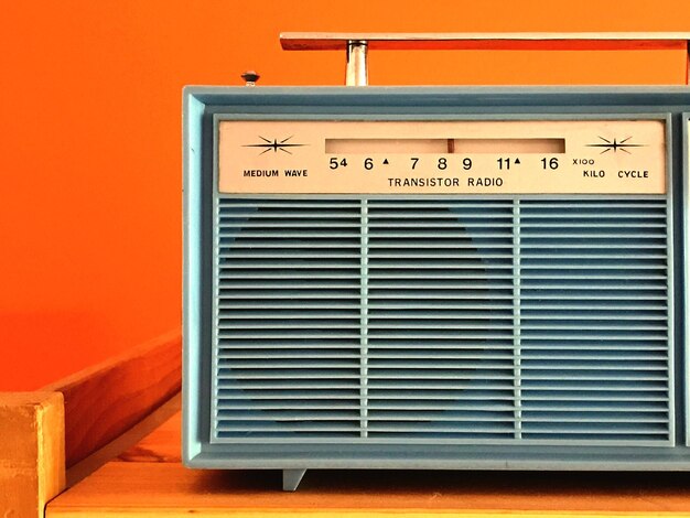 Photo close-up of radio on table