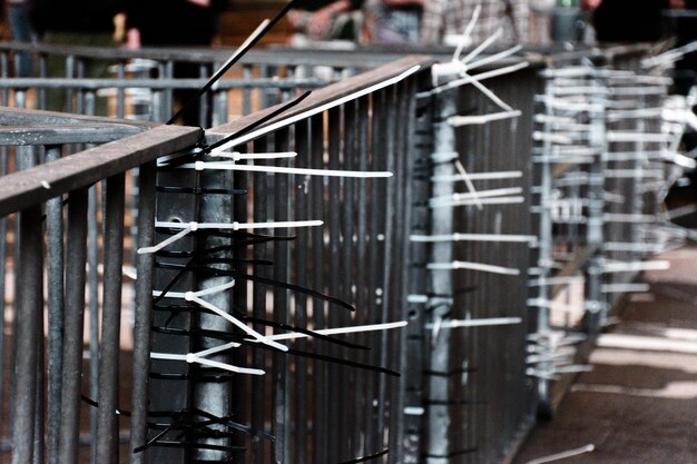 Foto close-up della ringhiera sulla scala contro l'edificio