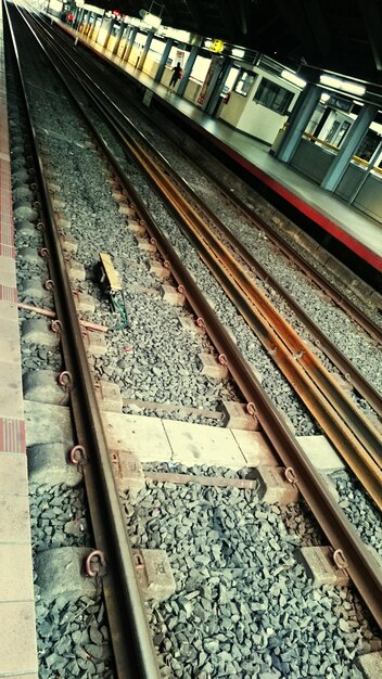 Photo close-up of railway tracks