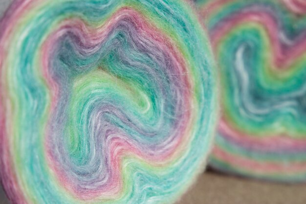 Photo a close up of a rainbow colored yarn ball