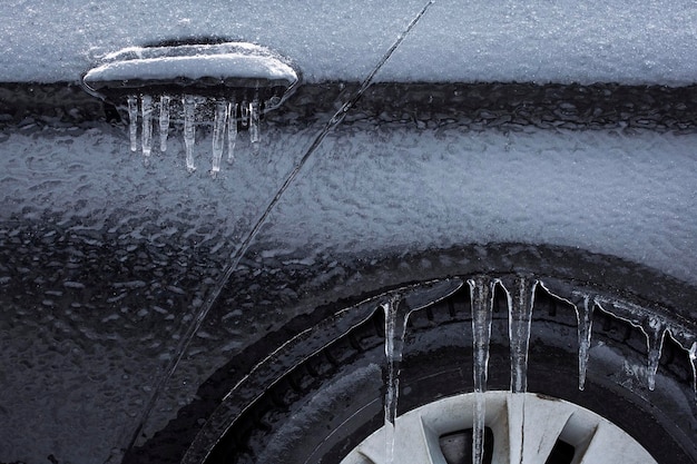 Photo close-up of raindrops on car windshield during rainy season