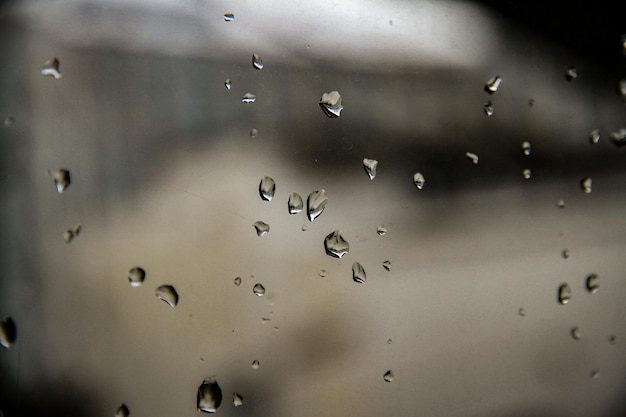 ガラスの窓上の雨滴のクローズアップ