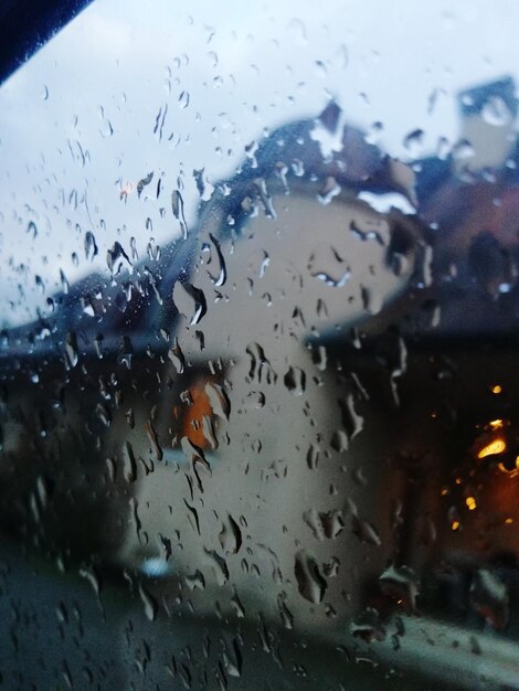 Photo close-up of raindrops on glass window