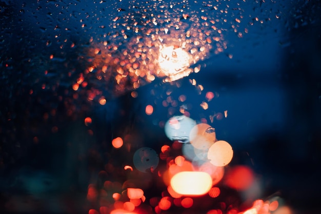 ガラスの窓上の雨滴のクローズアップ