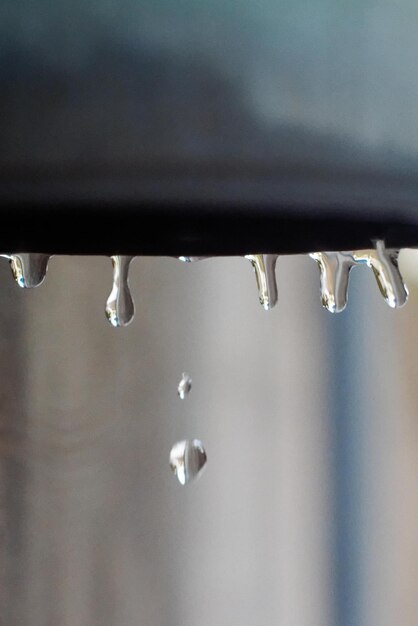 Photo close-up of raindrops on roof