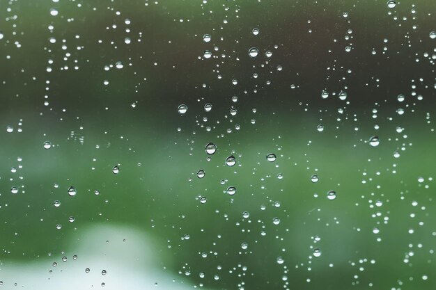 Foto close-up di gocce di pioggia sul vetro della finestra