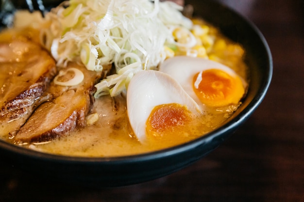 Close-up ramen varkensvlees bot soep (tonkotsu ramen) met chashu varkensvlees