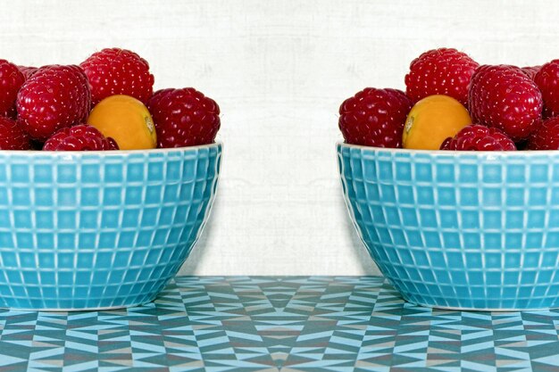 Photo close-up of raspberries in bowl on table