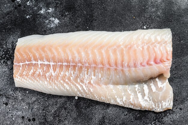 Foto primo piano di pesce fresco crudo sul tavolo