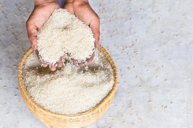 Foto chiuda sul chicco di riso bianco del gelsomino crudo