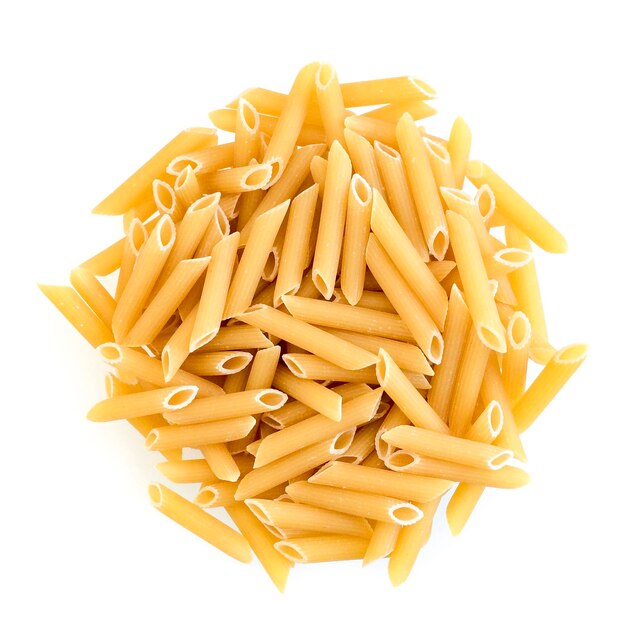 白い背景に生パスタのクローズアップ