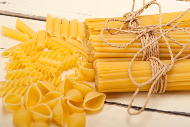 Foto prossimo piano della pasta cruda sulla tavola