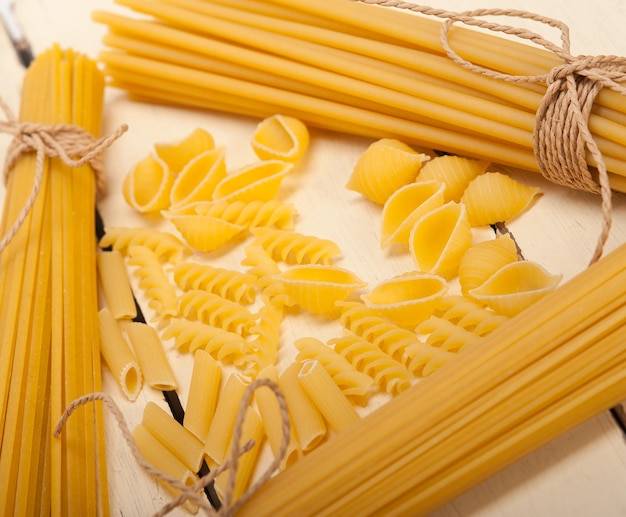 テーブル上の生パスタのクローズアップ