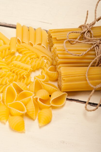 Foto prossimo piano della pasta cruda sulla tavola