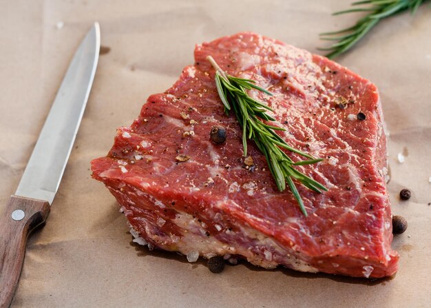 生の赤い肉のクローズアップ