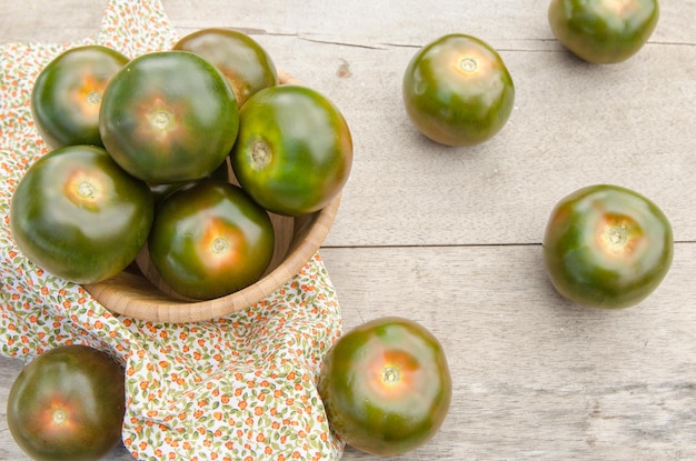 Photo close-up of raw tomatoes on table