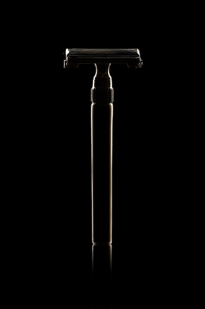 Photo close-up of razor over black background