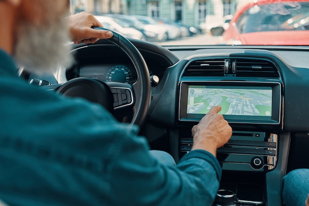 Photo close up rear view of active senior man using global positioning system