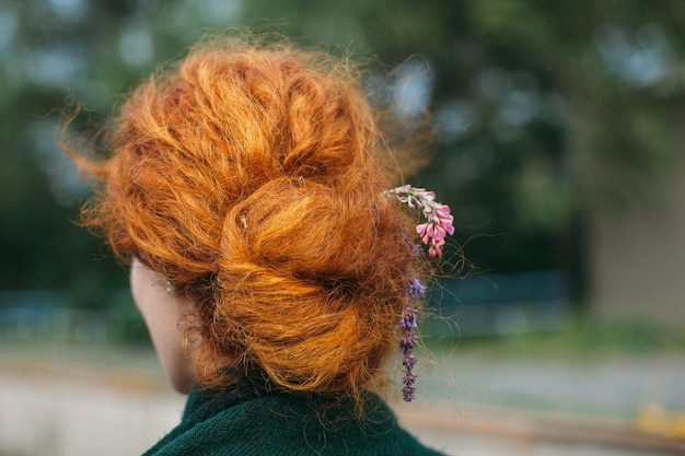 写真 若い女性のクローズアップの後ろの景色