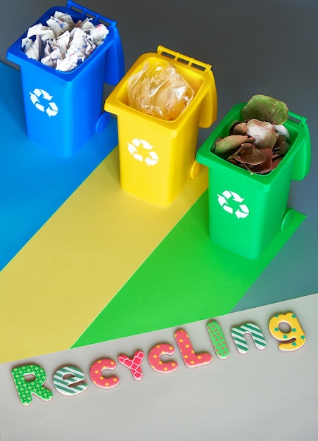 Foto primo piano su contenitori per il riciclaggio con vari tipi di immondizia