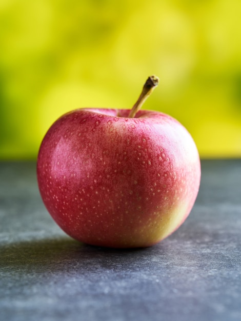 Photo close up red apple on table