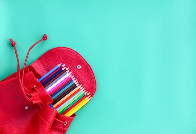 Photo close-up of red backpack on table against blue background